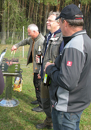 der Grillmeister Jörg Korschikowski (1. Vorsitzender des HSV Neustadt-Glewe e.V.) bei seiner Arbeit